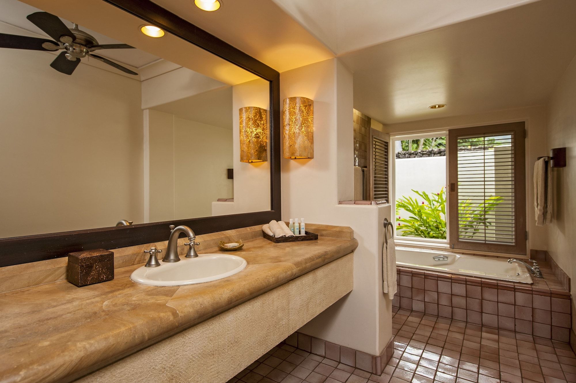 Une salle de bain avec un meuble-lavabo, un évier et une baignoire.
