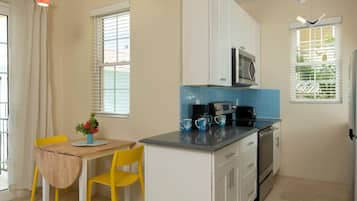 Kylskåp, mikrovågsugn, ugn och spishäll