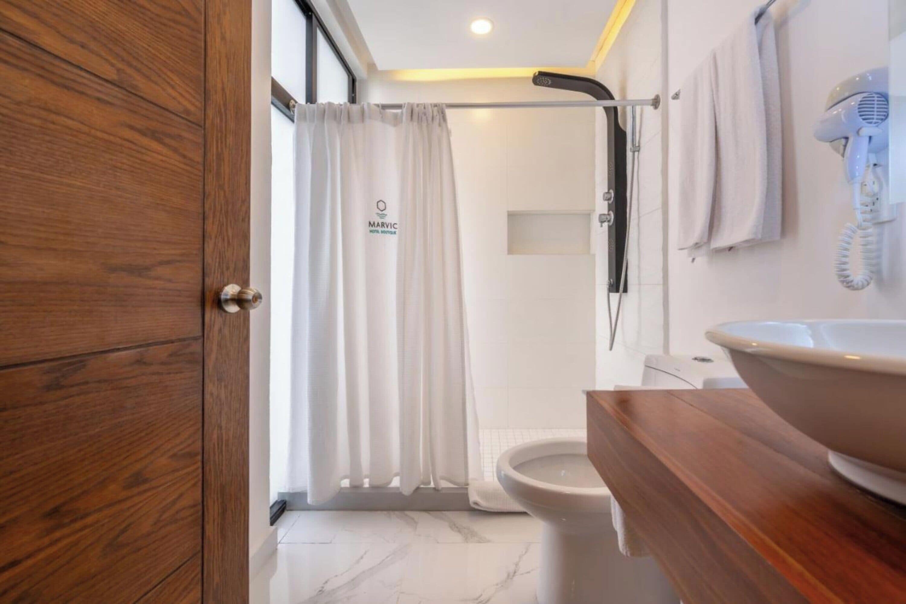 shower, hydromassage showerhead, free toiletries, hair dryer