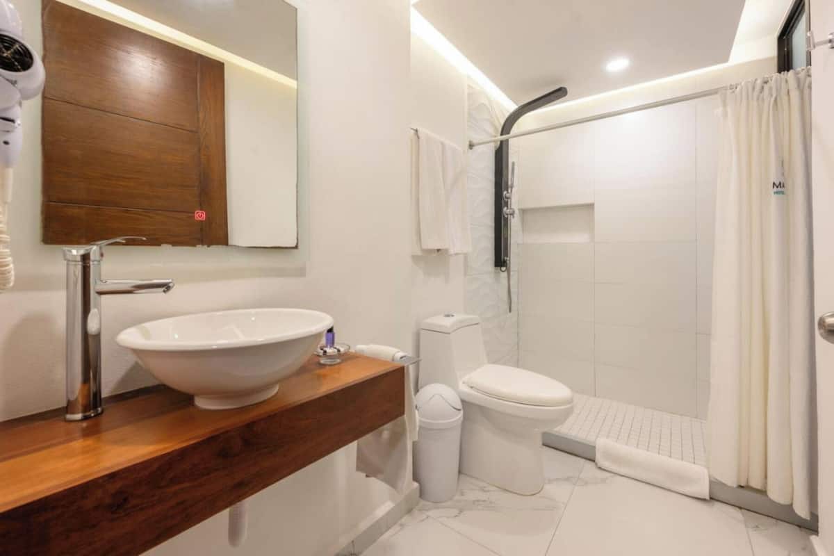 Douche, douche hydromassante, articles de toilette gratuits