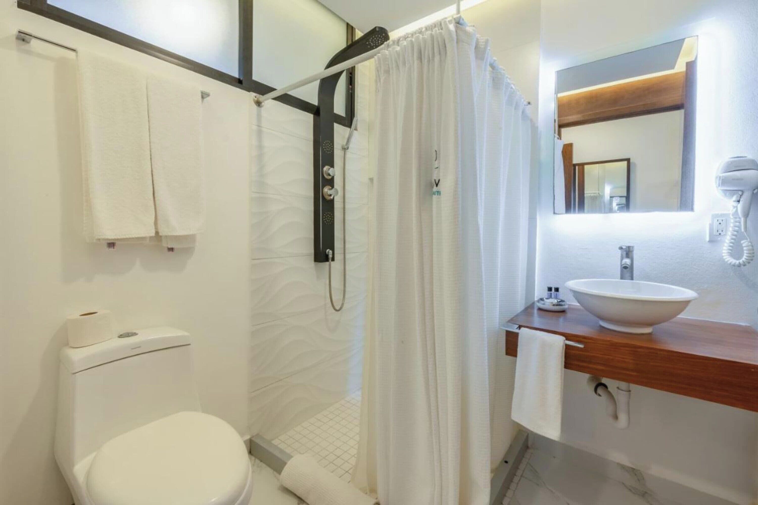 superior twin room, 2 queen beds | bathroom | shower, hydromassage showerhead, free toiletries, hair dryer