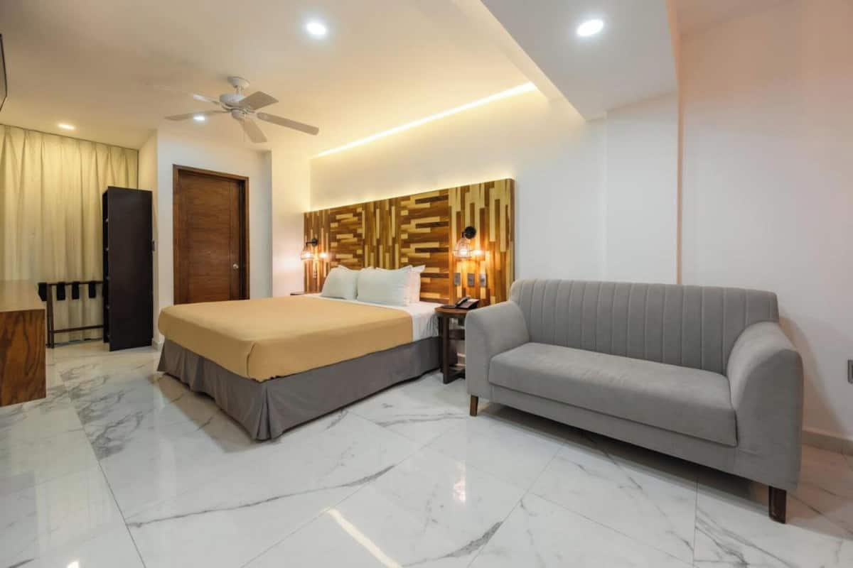 Studio Suite Deluks, 1 Tempat Tidur King | Seprai premium, selimut bulu angsa, dan tempat tidur Tempur-Pendic