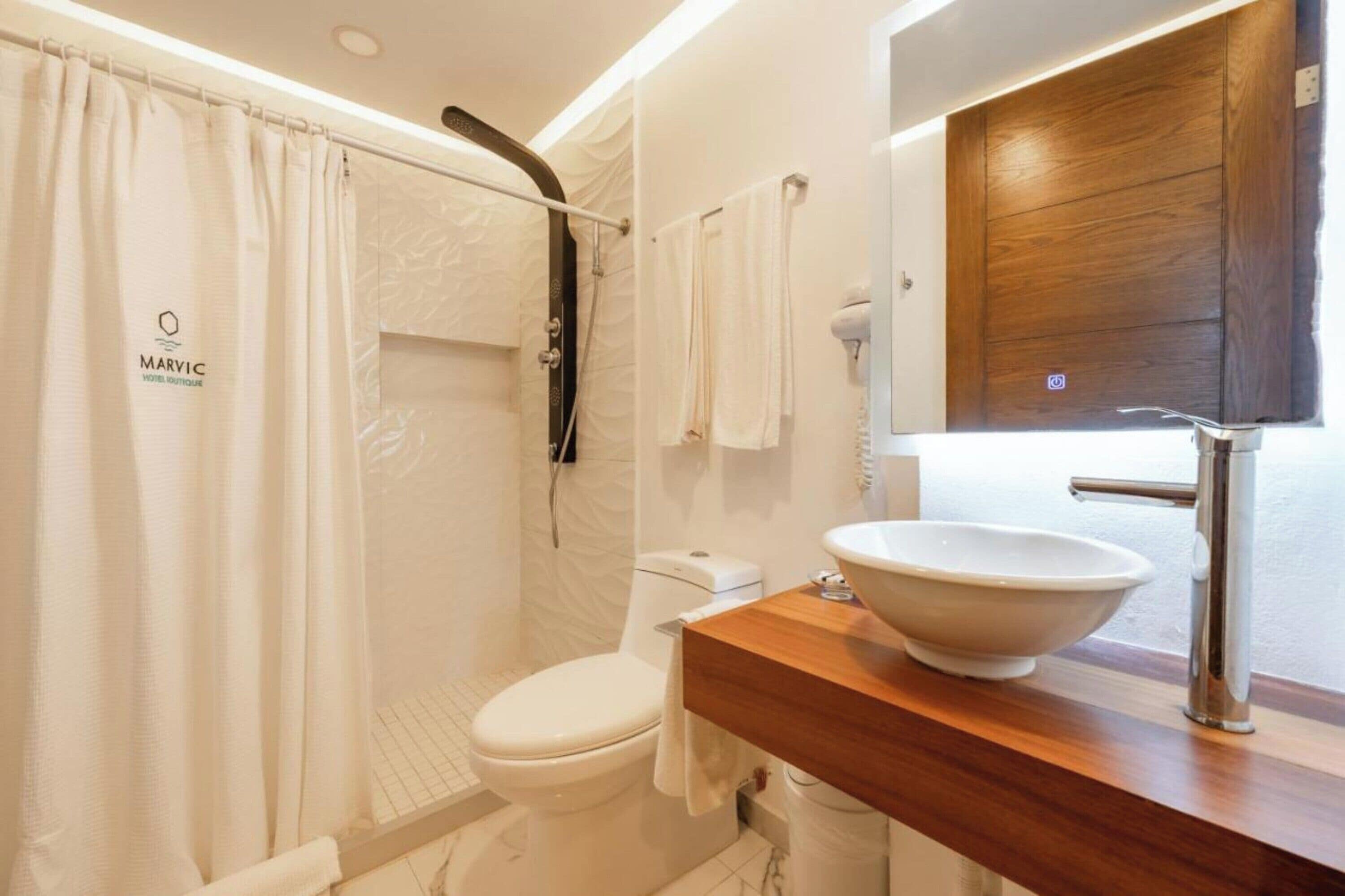 superior room, 1 king bed | bathroom | shower, hydromassage showerhead, free toiletries, hair dryer