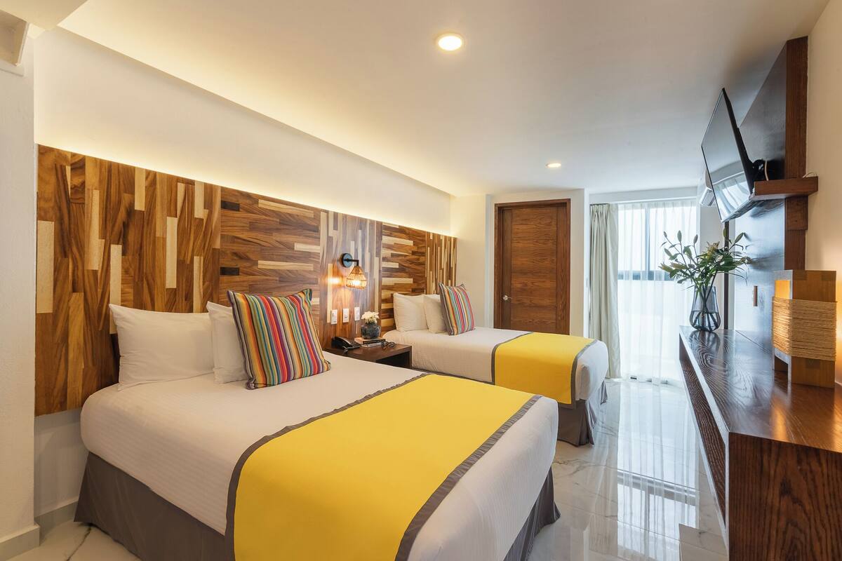 Deluxe Room, 2 Double Beds with No View | Seprai premium, selimut bulu angsa, dan tempat tidur Tempur-Pendic