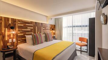 Deluxe Room, 1 King Bed | Premium bedding, down duvets, Tempur-Pedic beds, in-room safe