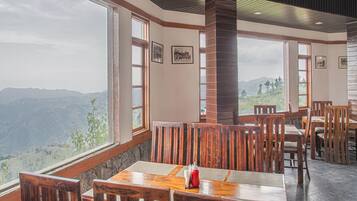 Melayani sarapan, makan siang, makan malam; dengan pemandangan taman