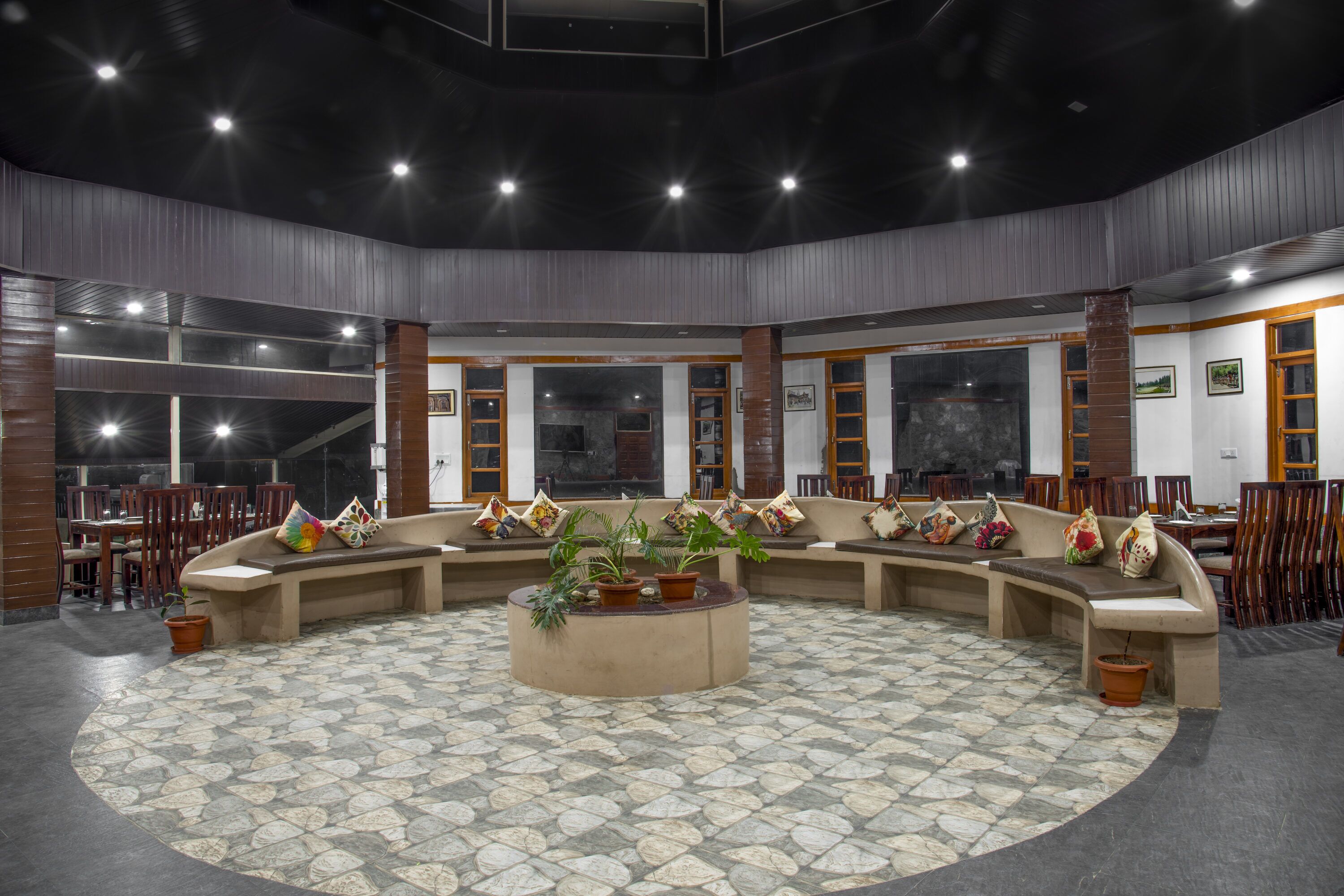 Se sirven desayunos, comidas, cenas y cocina india con vista al jardín