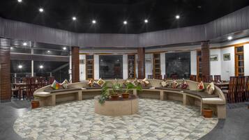 Se sirven desayunos y almuerzos; cocina india; con vista al jardín