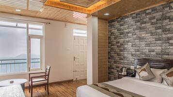 Kamar Superior, balkon, pemandangan gunung | 1 kamar tidur, meja kerja, dan tirai kedap cahaya