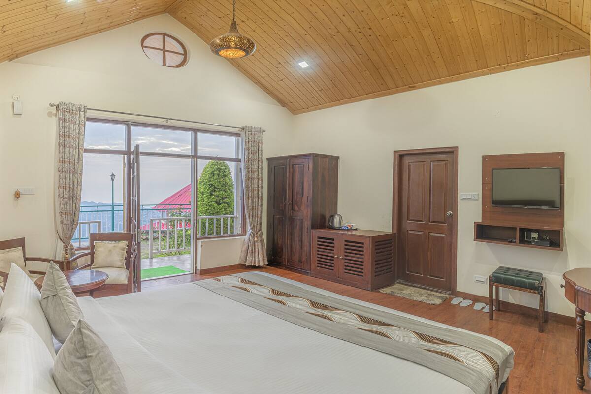Casa de campo tradicional, patio, vistas a la montaña | Escritorio, cortinas opacas, ropa de cama