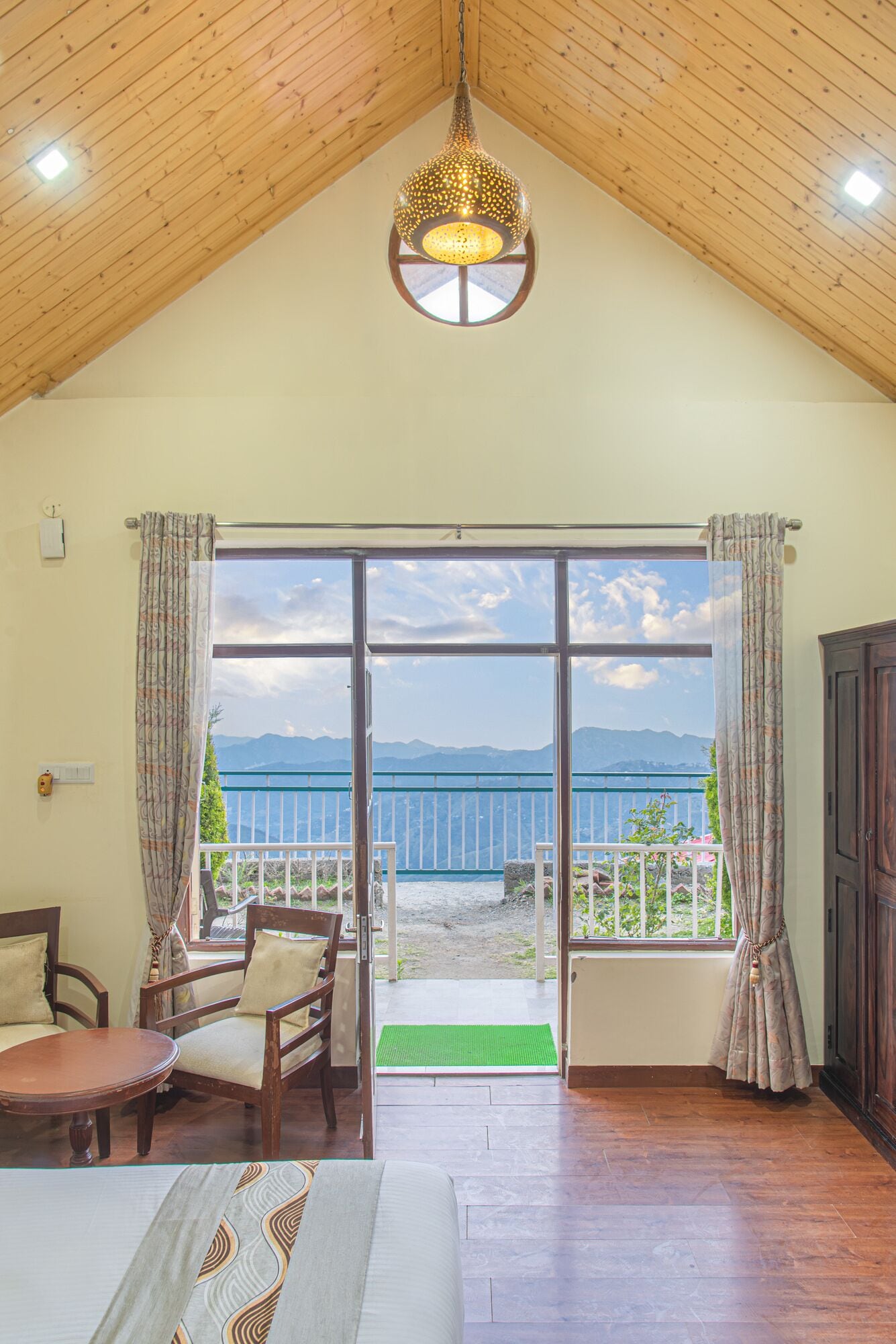 Escritorio, cortinas blackout y ropa de cama 