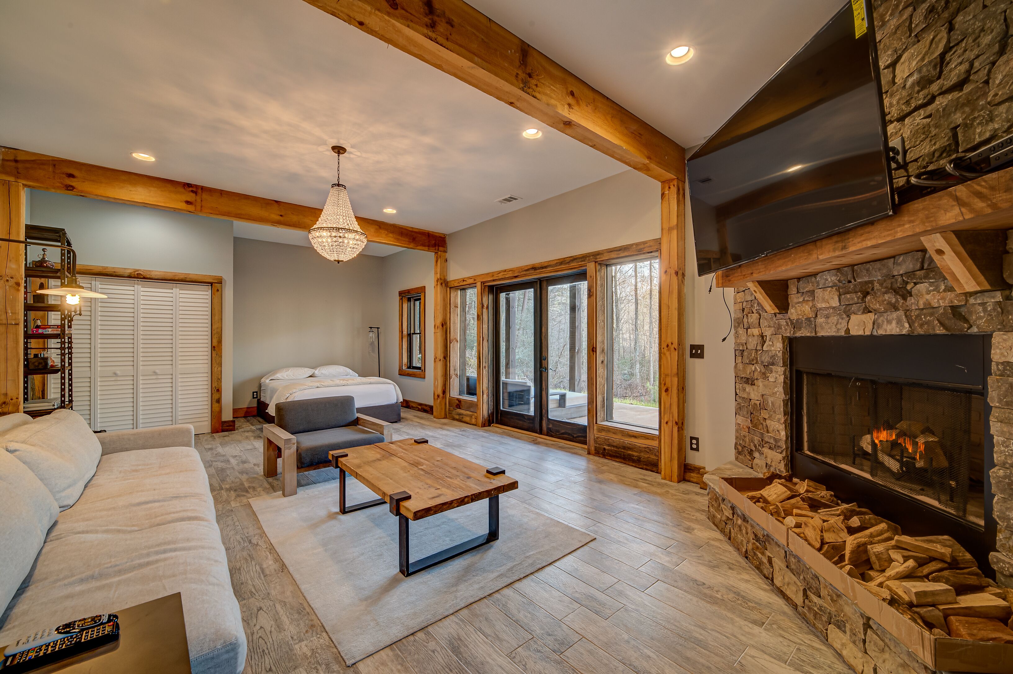 Een televisie, een open haard en een tafeltennistafel