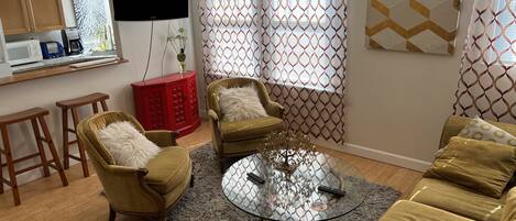 Smart-TV, Tischfußball, Arbeitsbereiche