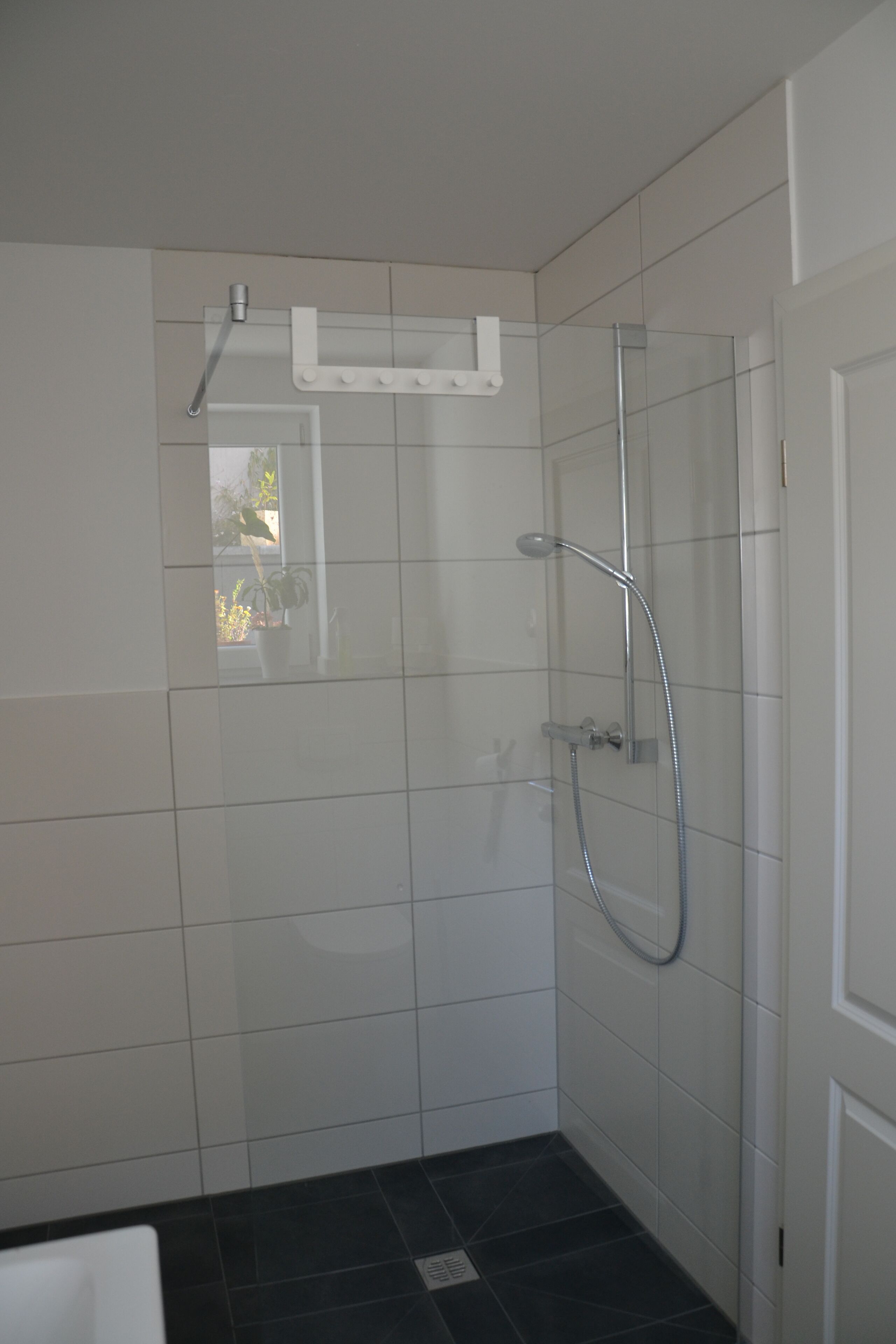 Dusche, Haartrockner, Hausschuhe, Handtücher
