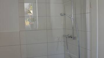Dusche, Haartrockner, Hausschuhe, Handtücher