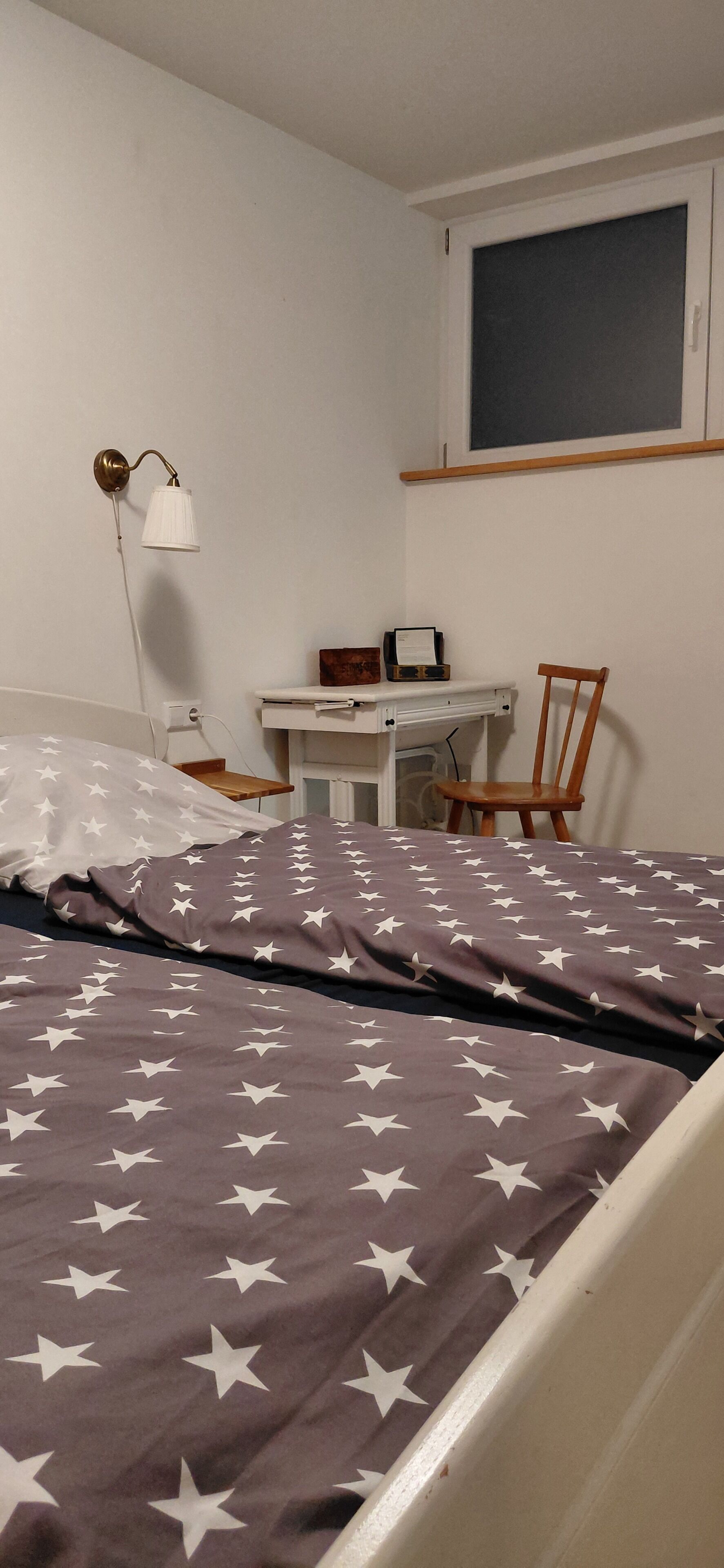 1 slaapkamer, een bureau, een strijkplank/strijkijzer, reisbedje