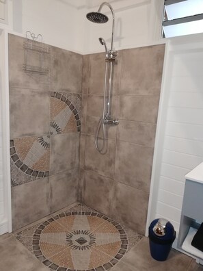 Shower, towels, toilet paper - CHALET "Danse du Tambour" 2 people - (Pointe-Noire)