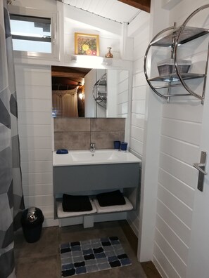 Douche, serviettes fournies, papier toilette