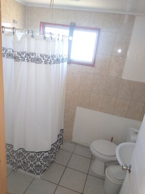 Doccia, asciugamani, sapone, carta igienica