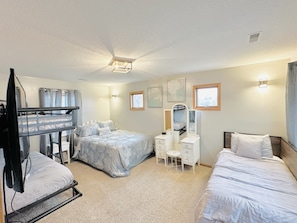 4 bedrooms, desk, iron/ironing board, free WiFi