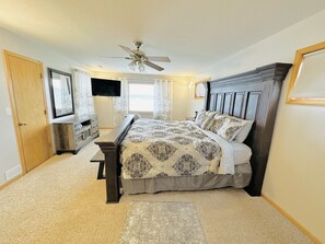 4 bedrooms, desk, iron/ironing board, free WiFi - Right off the Main Channel Lake Front Home with Dock and beautiful views (Sunrise Beach)