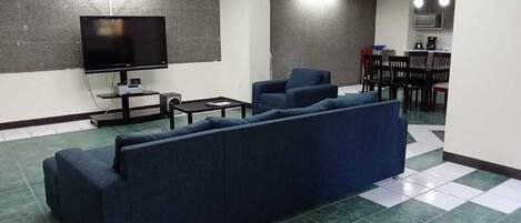 Télévision, livres, chaîne hi-fi