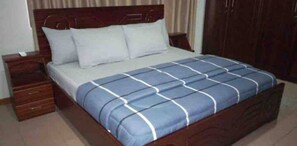 1 bedroom, desk, WiFi