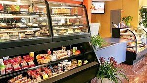 A buffet area with various food items and a counter. - 2022 Dec23-30 2 BD/2BA 0.8 mi to Disney World at Cypress Pointe Resort (Orlando)