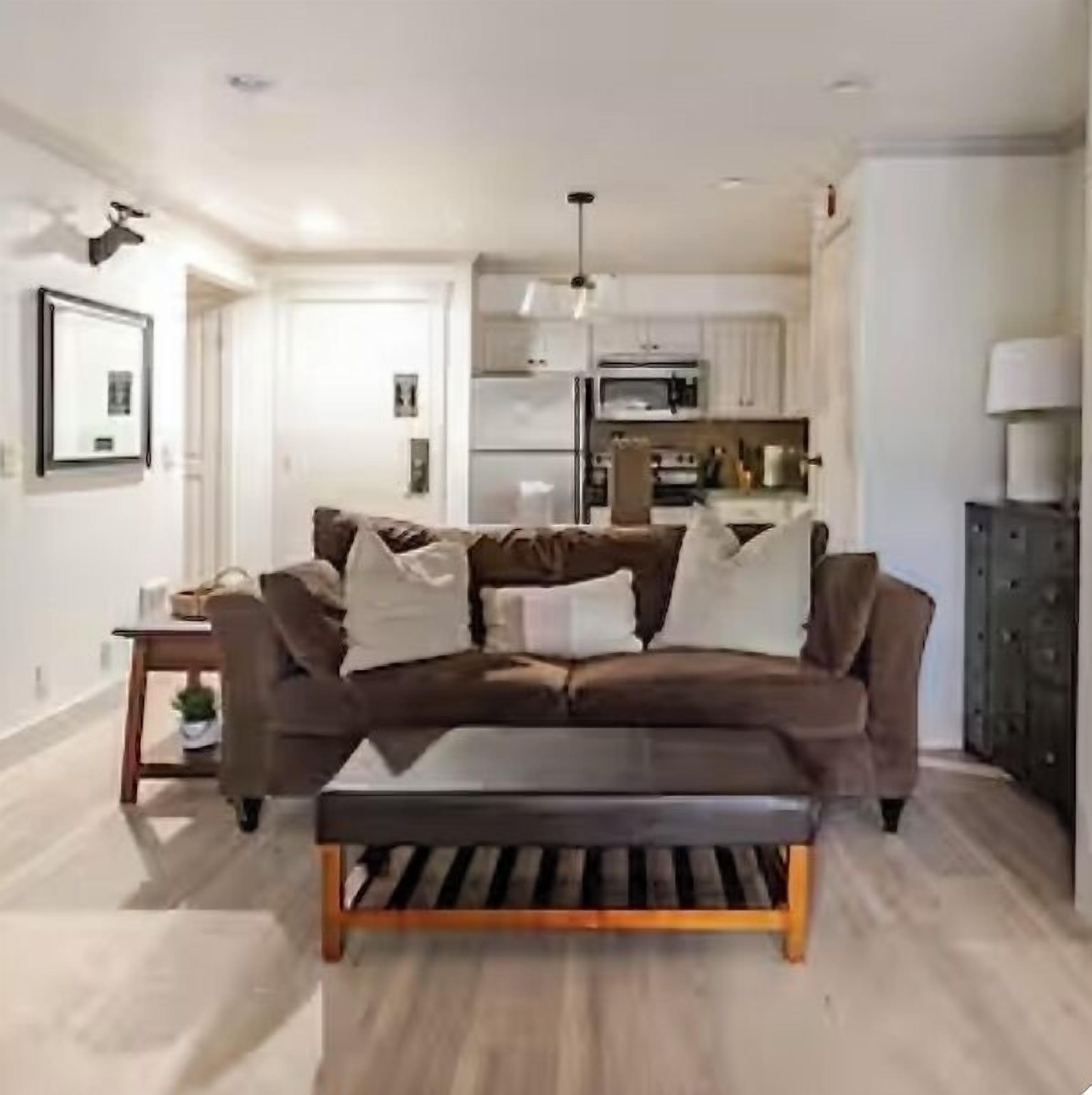 Smart TV, fireplace, DVD player, stereo