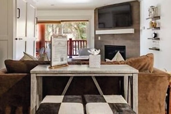 Smart TV, fireplace, DVD player, stereo