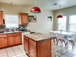 Fridge, microwave, oven, stovetop - Charming East Austin Retreat - Minutes from Downtown!! (Austin)