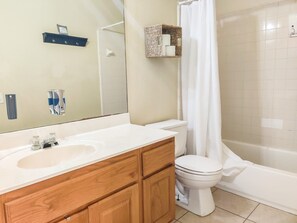 Badewanne, Haartrockner, Handtücher
