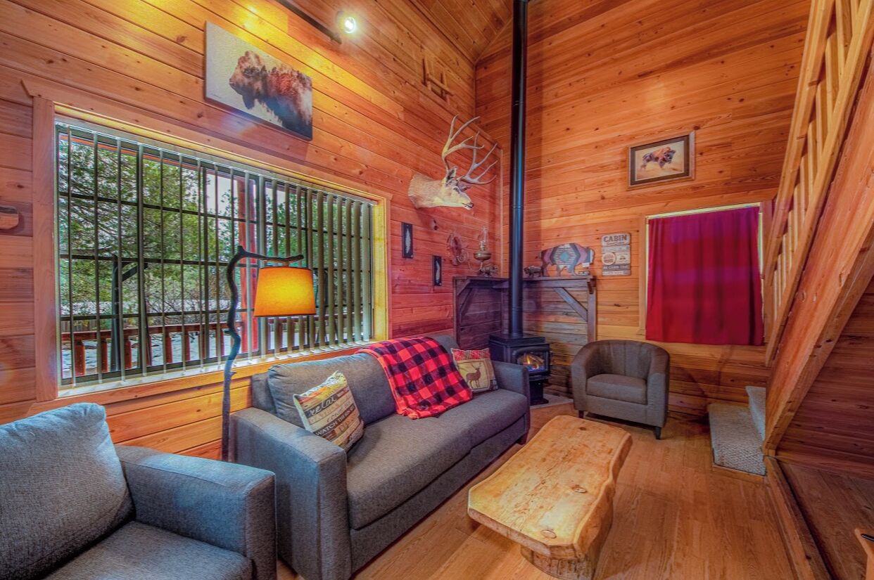 Flachbildfernseher, Kamin, Videospiele, Tischfußball