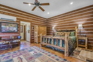 1 bedroom, iron/ironing board, WiFi, bed sheets - River Runs Through it Suite at Blanco Rapids Ranch on the Blanco River (Wimberley)