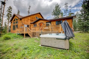 Outdoor spa tub - Royal Aspen Retreat Home: Lovely Setting, Spacious (Breckenridge)