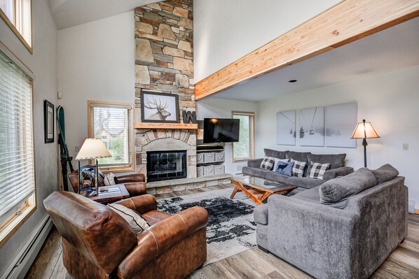 Flat-screen TV, fireplace, DVD player - Royal Aspen Retreat Home: Lovely Setting, Spacious (Breckenridge)