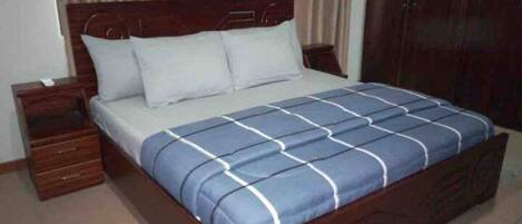 1 bedroom, desk, WiFi