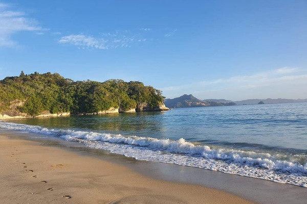 Perto da praia, espreguiçadeiras