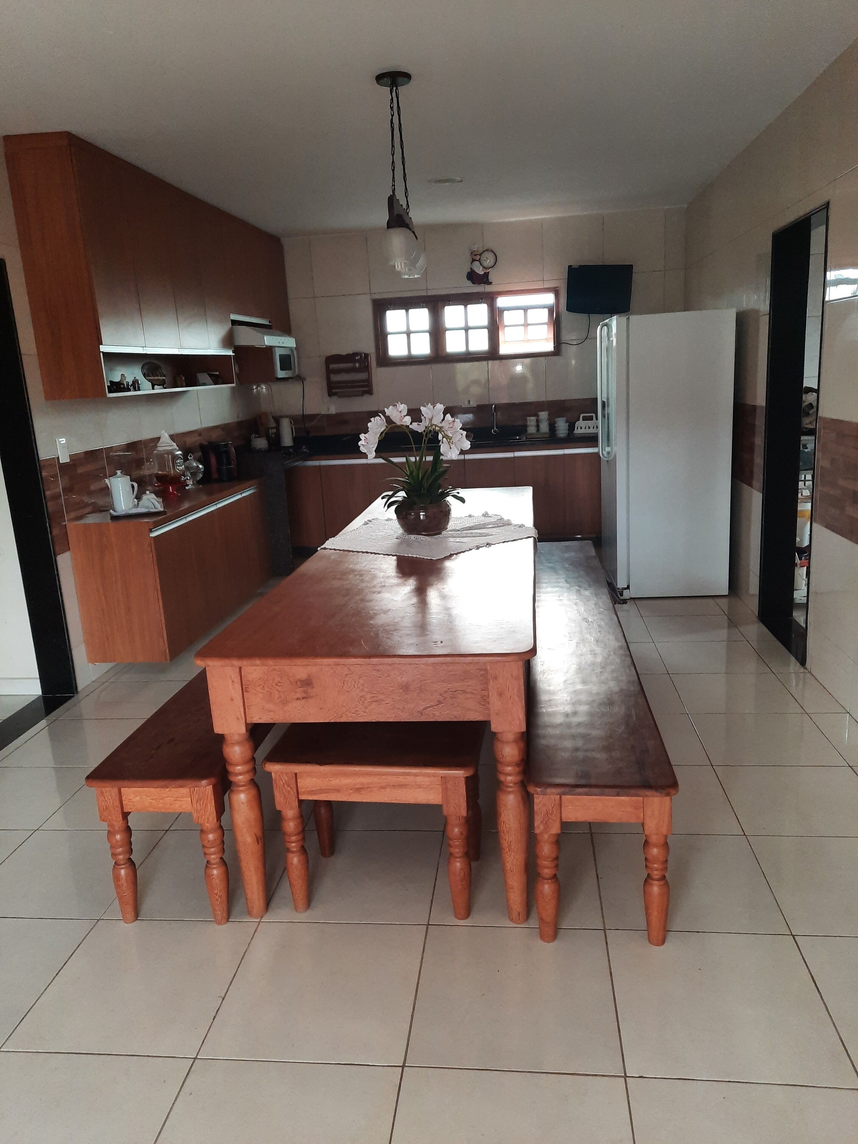 Frigorífico, microondas, placa de cocina y tostadora