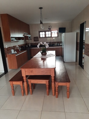 Réfrigérateur, micro-ondes, plaque de cuisson, grille-pain