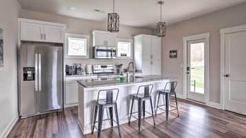 Fridge, microwave, stovetop, dishwasher
