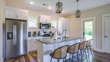 Fridge, microwave, stovetop, dishwasher