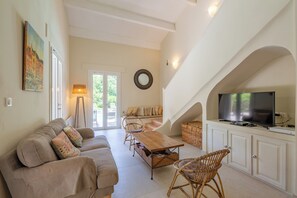 Télévision, table de tennis de table, livres