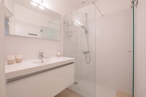 Tina, amenidades de baño gratuitas, secadora de cabello, toallas 