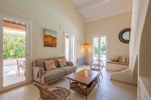 Télévision, table de tennis de table, livres