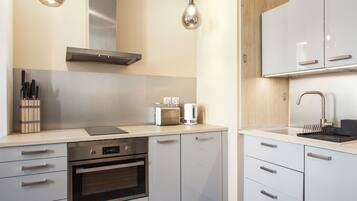 Réfrigérateur, four, cafetiÚre/bouilloire, grille-pain