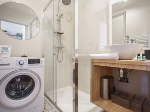 Douche, sĂšche-cheveux, serviettes fournies, savon