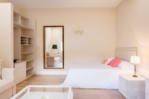 2 Schlafzimmer, Schreibtisch, Bügeleisen/Bügelbrett, Reisekinderbett