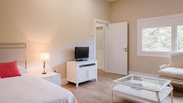 2 bedrooms, desk, iron/ironing board, travel crib
