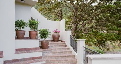 Renovated rustic house with stunning views, 2 bedrooms, 2 bathrooms, Wi-Fi